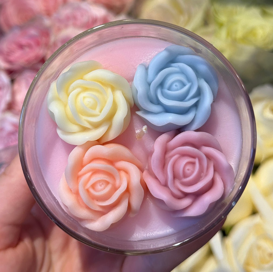 Golden Girls flower candle by Candier featuring a decorative floral design and a warm, inviting glow.